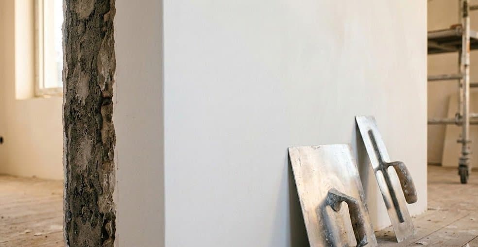 Frisch verputzte Wand mit glattem Finish